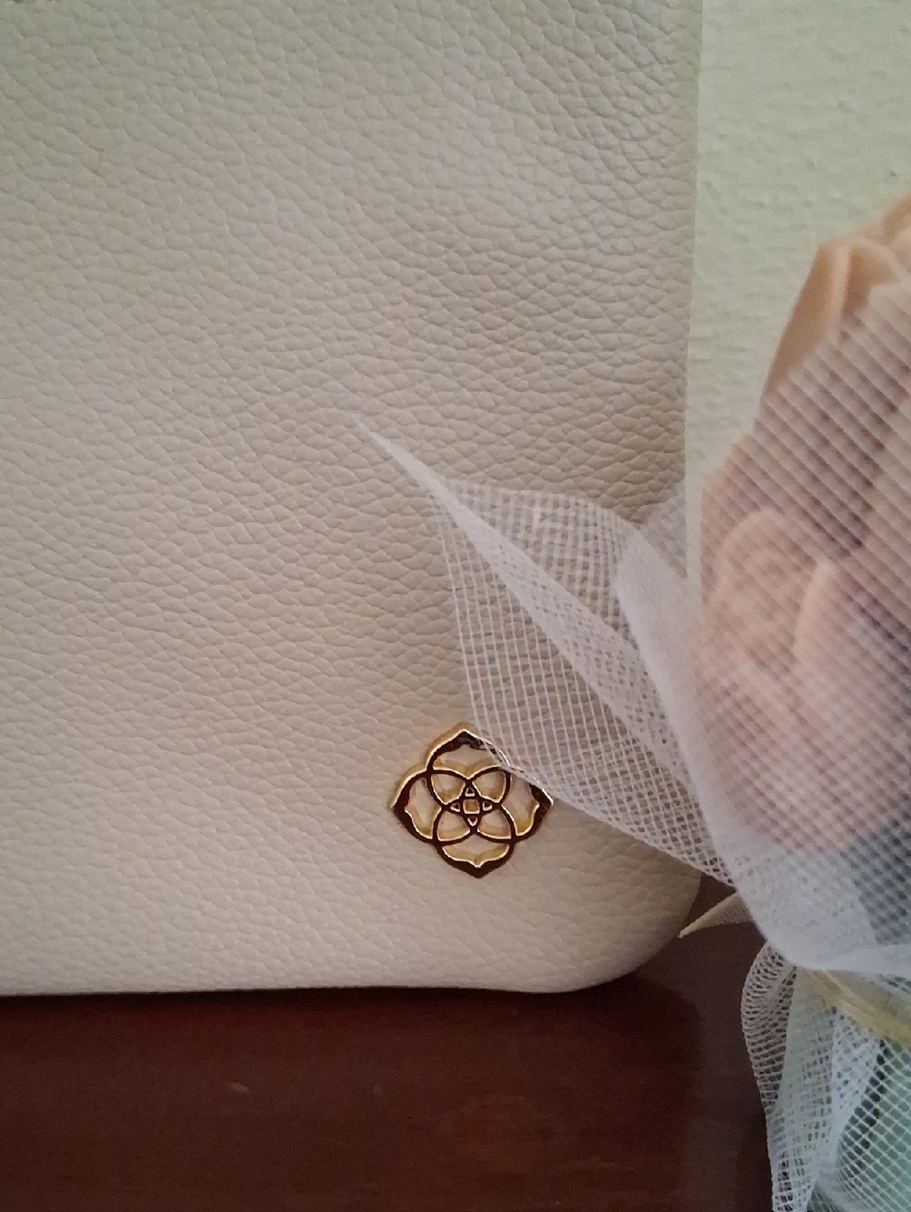 Kendra Scott. LIGHT Taupe Wristlet - Picture 2 of 6